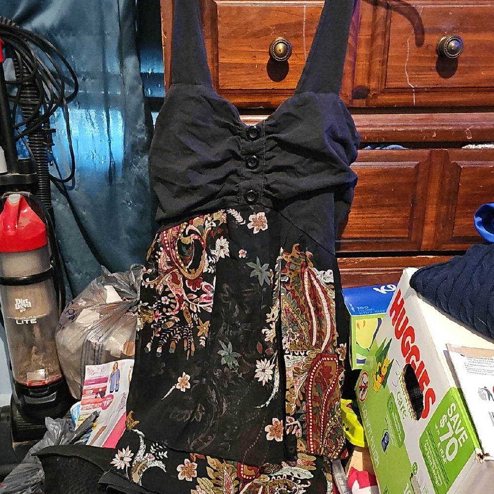 !!.            Ladies L Black Floral Top with Paisley Design.       Tote 1W